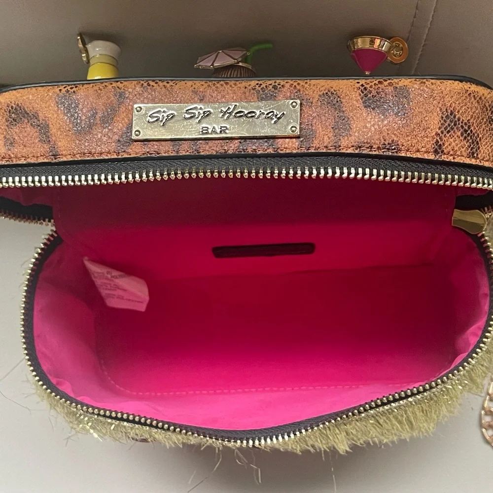 1st EDT. Sip Sip Hooray Betsey Johnson Tiki Bar Crossbody. - Picture 8 of 9